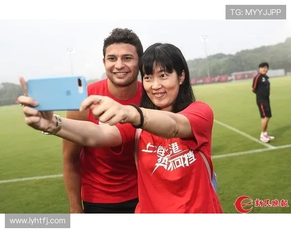 足球明星合影聊天软件让你与偶像零距离互动分享精彩瞬间