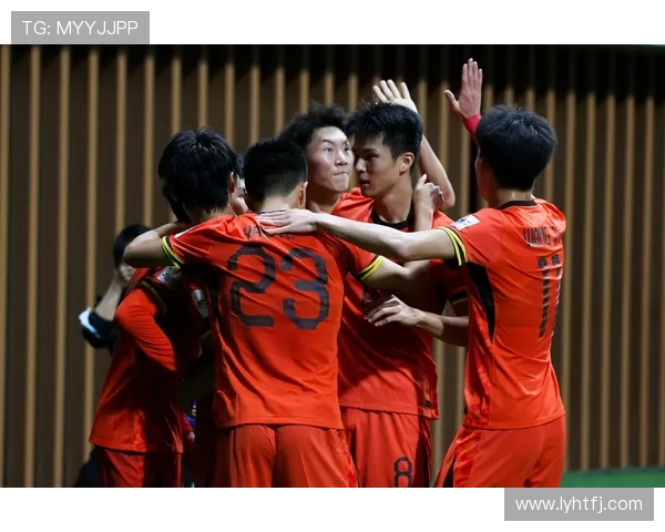 足球明星双手指天庆祝胜利展现激情与梦想的瞬间 足球明星双手指天庆祝胜利展现激情与梦想的瞬间