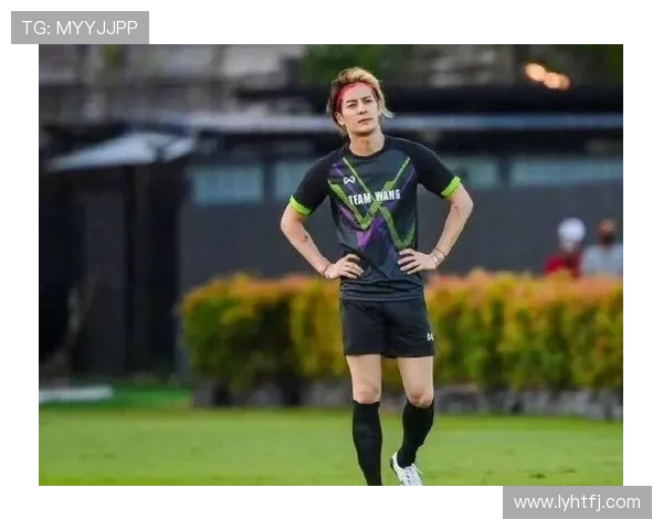 足球明星发带细致风格解析展现个性与时尚魅力 足球明星发带细致风格解析展现个性与时尚魅力