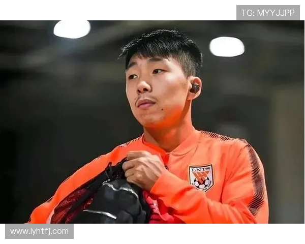 足球明星因涉嫌违法行为被警方拘留引发热议与关注