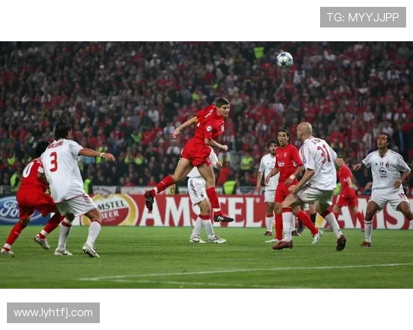 足球明星后卫的精彩瞬间展现他们在赛场上的英勇与风采 足球明星后卫的精彩瞬间展现他们在赛场上的英勇与风采