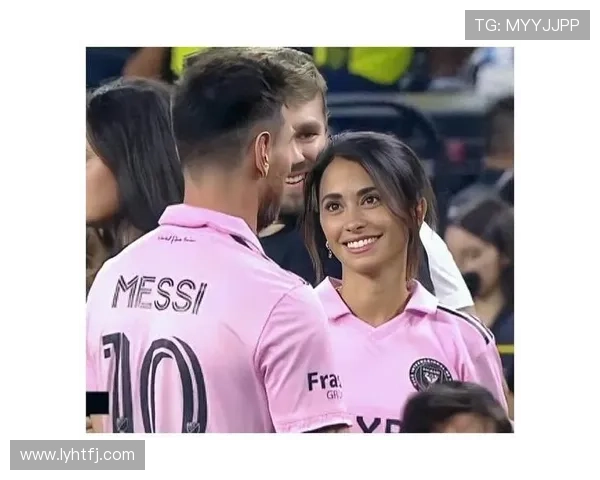 足球明星的妻子佟展现魅力与智慧共同成就幸福人生