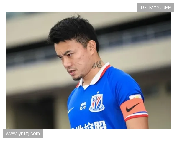 帅气足球明星转型教练之路揭秘：从绿茵场到战术板的华丽蜕变