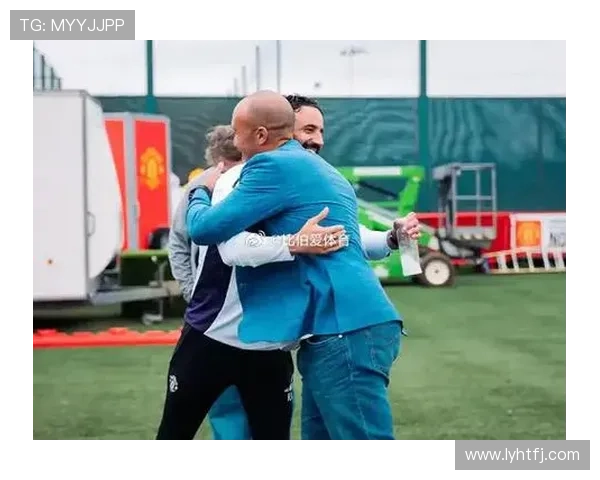 足球明星温暖瞬间抱起球迷展现亲和力与热情的感人画面